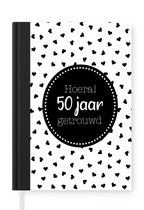 Notitieboek - Schrijfboek - Hoera! 50 jaar getrouwd - Spreuken - Quotes - Jubileum - Notitieboekje klein - A5 formaat - Schrijfblok