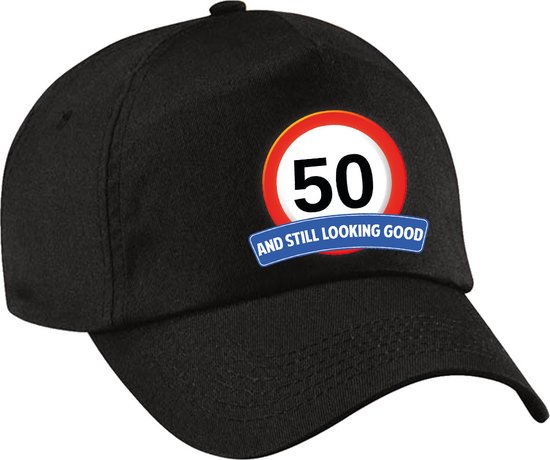 Zwarte baseballpet met een verkeersbord "50" en tekst "AND STILL LOOKING GOOD".