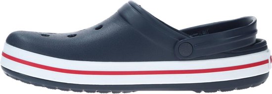 Sandale Crocs Crocband bleu marine avec semelle blanche et rayures rouges et blanches.