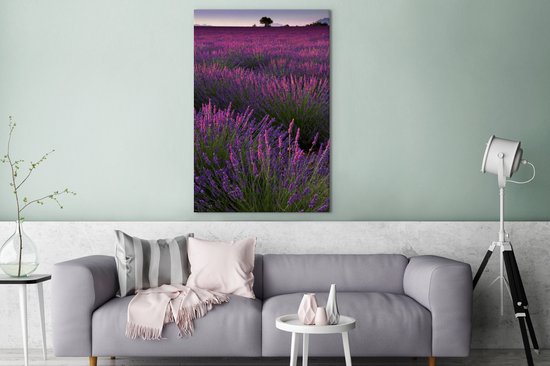 Canvas schilderij 90x140 cm - Wanddecoratie Paarse lavendel bloemen in een veld - Muurdecoratie woonkamer - Slaapkamer decoratie - Kamer accessoires - Schilderijen