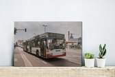Canvas Schilderij Een moderne Duitse stadsbus - 30x20 cm - Wanddecoratie