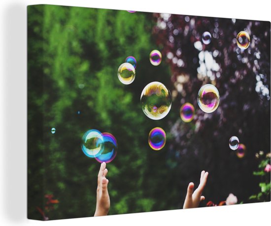 Les enfants tentent d'attraper des bulles de savon sur toile 180x120 cm -  Tirage photo