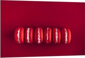 Dibond - Rode Macarons op Rode Achtergrond - 120x80cm Foto op Aluminium (Wanddecoratie van metaal)