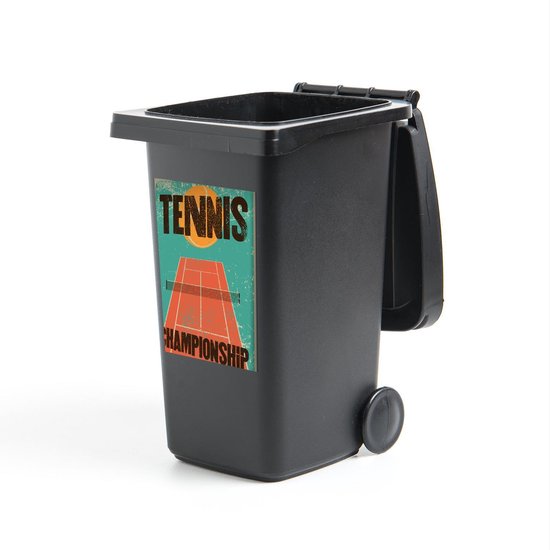 Foto: Container sticker tennis vintage tennis illustratie met een oranje tennisbal op een blauwe achtergrond klikosticker 40x60 cm kliko sticker weerbestendige containersticker