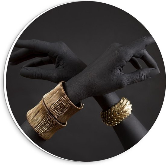 Forex Wandcirkel - Gouden Armbanden op Zwart/Witte Handen - 20x20cm Foto op Wandcirkel (met ophangsysteem)