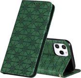 Voor iPhone 12 Pro Max Lucky Flowers Embossing Pattern Magnetische horizontale flip lederen tas met houder en kaartsleuven (donkergroen)