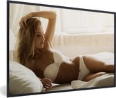 Fotolijst incl. Poster - Vrouw in lingerie op bed - 120x80 cm - Posterlijst