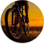 Dibond Wandcirkel - Man op Mountainbike bij Zonsondergang - 30x30cm Foto op Aluminium Wandcirkel (met ophangsysteem)