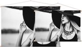 Vrouw met ketting in zwart wit,  - Foto op Textielposter - 45 x 30 cm