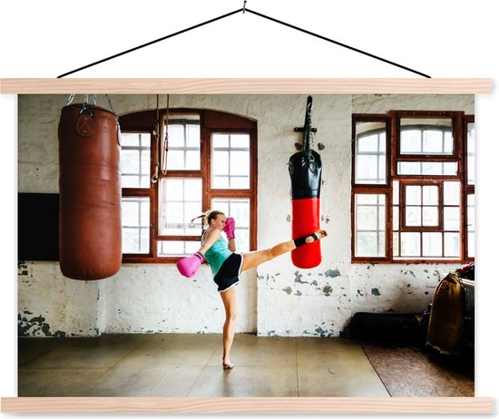 Boxer thaïlandais fait un coup de pied haut dans une affiche d'école de gym lattes plates vierges 150x100 cm - Tirage photo sur affiche textielposter (décoration murale salon / chambre)