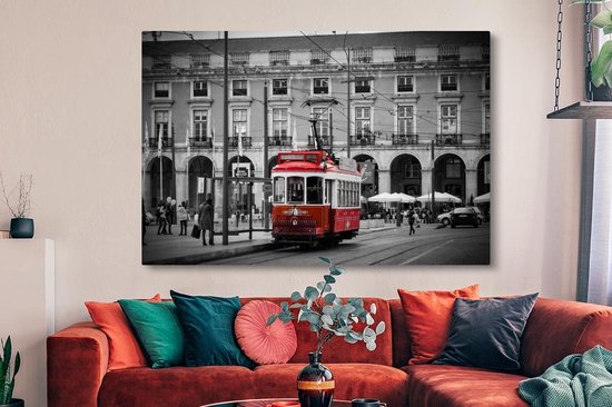Canvas schilderij 150x100 cm - Wanddecoratie Zwart-wit foto met een rode tram - Muurdecoratie woonkamer - Slaapkamer decoratie - Kamer accessoires - Schilderijen