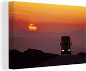 Canvas Schilderij Zonsondergang achter de vrachtwagen - 60x40 cm - Wanddecoratie