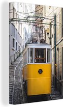 Canvas Schilderij Een tram zit vast aan de Lavra kabelbaan in Lissabon - 40x60 cm - Wanddecoratie