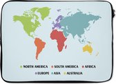 Laptophoes 13 inch 34x24 cm - Trendy wereldkaarten - Macbook & Laptop sleeve Wereldkaart met verschillende kleuren op een lichtblauwe achtergrond - Laptop hoes met foto