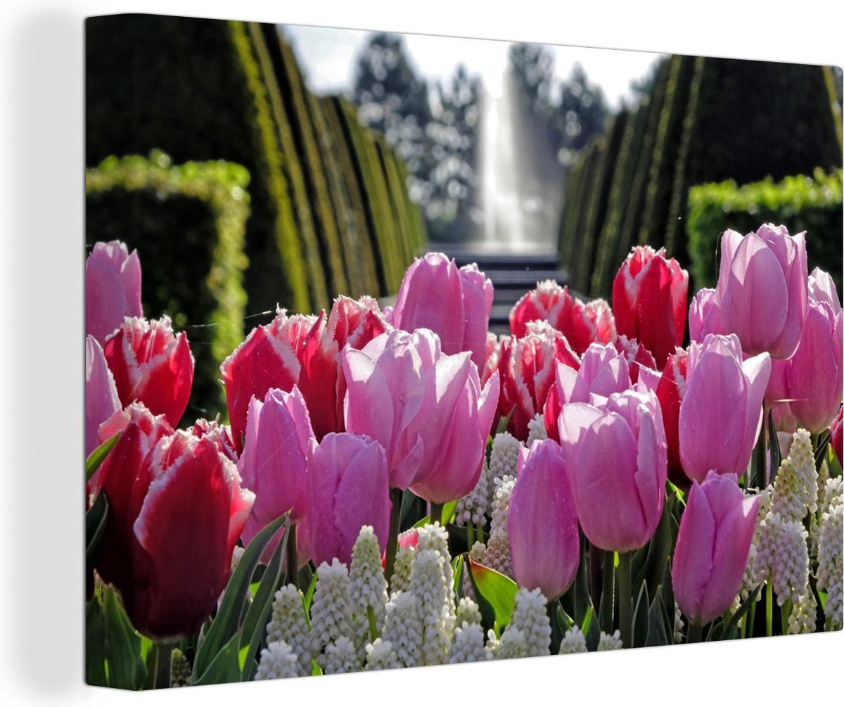 Canvas Schilderij Tulpen voor een fontein in de Keukenhof in Nederland - 120x80 cm - Wandd
