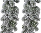 Set van 2x stuks kerst dennenslinger guirlandes groen met sneeuw 270 cm - Kerstslingers besneeuwd