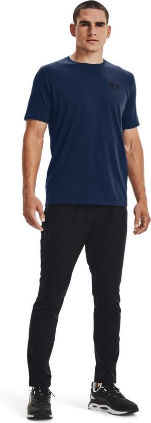 Donkerblauw sportshirt van Under Armour met zwart logo op de borst, gedragen door een man.