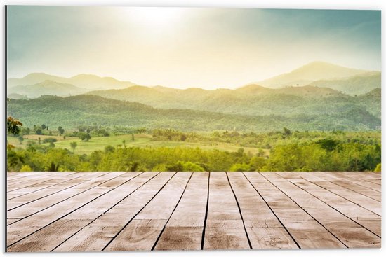 Dibond - Houtenvlonder met Uitzicht op Groene Bergen - 60x40cm Foto op Aluminium (Met Ophangsysteem)