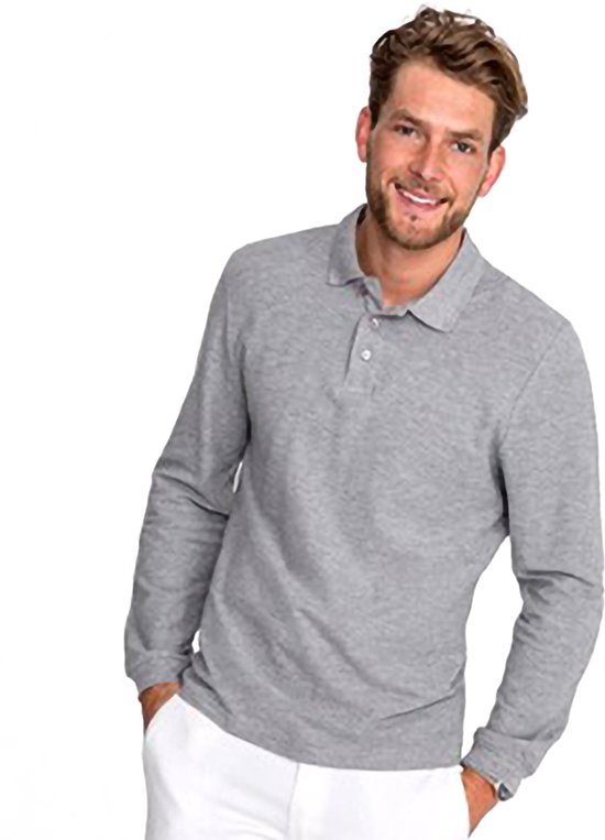 Model draagt een lichtgrijs, langarmig poloshirt van piqué katoen met witte broek.