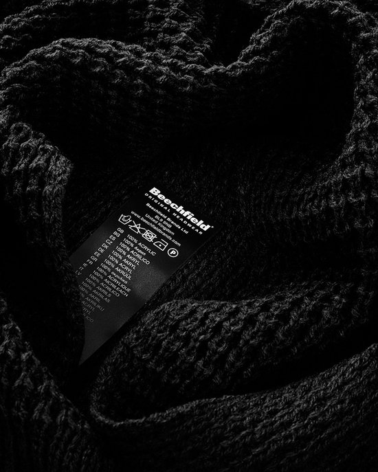 Zwarte gebreide sjaal met label van Beechfield Original Headwear.