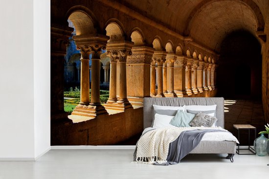 Colonnade dans un monastère français fotobehang