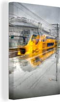 Train abstrait le long de la plate-forme humide à Amsterdam 120x180 cm - Tirage photo sur toile (Décoration murale salon / chambre) XXL / Groot format!