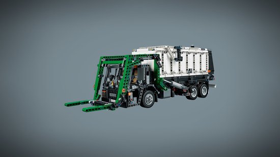 LEGO Technic vuilniswagen met groene kraan en witte container, op grijze achtergrond.