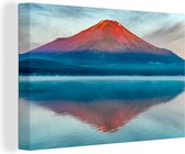 Canvas Schilderij De Fuji verlicht door de ochtendzon in het Aziatische Japan - 90x60 cm - Wanddecoratie
