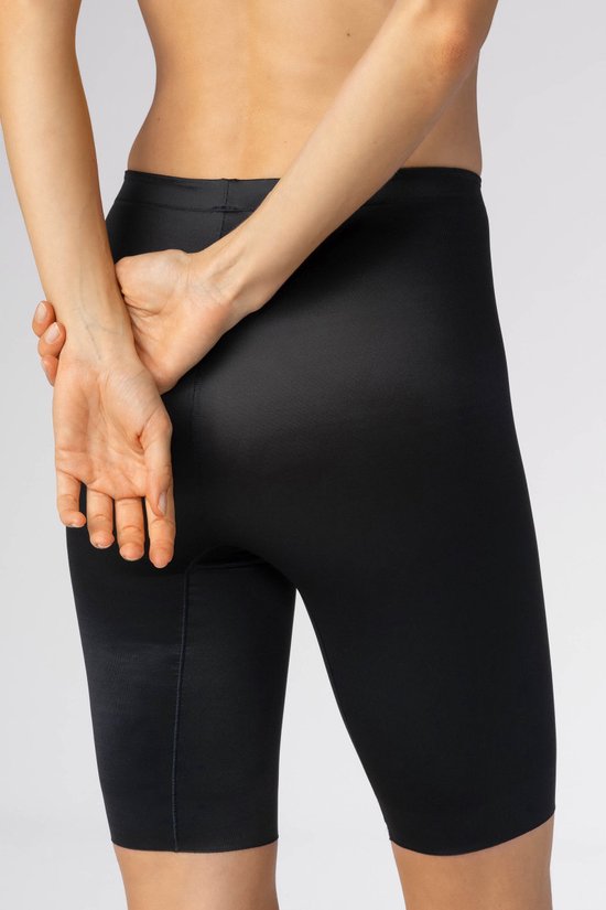 Zwarte shape short met lang pijpje, model in close-up achterkant.