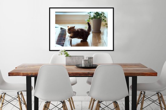 Chaton jouant avec un cadre photo piano noir avec passe-partout blanc 60x90