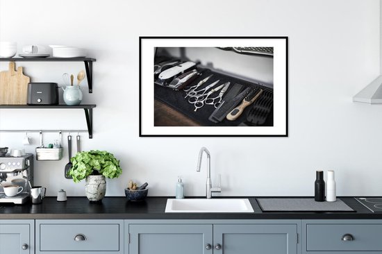 Photo encadrée - Une rangée d'attributs de coiffure cadre photo noir avec passe-partout blanc grand 90x60 cm - Affiche encadrée (Décoration murale salon / chambre)