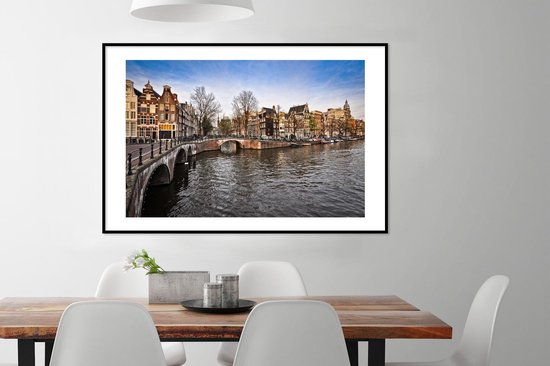 Photo encadrée - Photo de l'américain Keizersgracht sous un ciel bleu avec cadre photo nuages 120x80 cm - Affiche encadrée (Décoration murale salon / chambre)