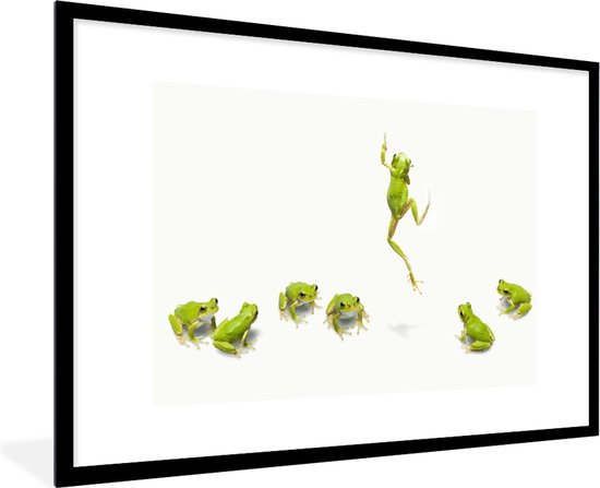 Photo en cadre - Groupe de grenouilles vertes devant un cadre photo fond blanc noir avec passe partout blanc 60x90 90x60 cm - Affiche sous cadre (Décoration murale salon / chambre)