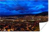 Poster Uitzicht vanaf het kabelbaan station over Medellin met een blauwe hemel - 60x40 cm