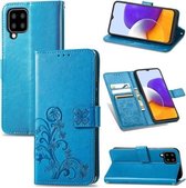 Voor Samsung Galaxy A22 5G vierbladige sluiting reliëf gesp mobiele telefoon bescherming lederen tas met lanyard & kaartsleuf & portemonnee & beugel functie (blauw)