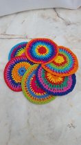 Set van 6 ronde onderzetters in vrolijke kleuren, katoen, zelfgehaakt, 10x10cm.