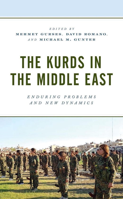 Boekomslag voor 'The Kurds in the Middle East' met titel en afbeelding van een groep mensen in uniform.