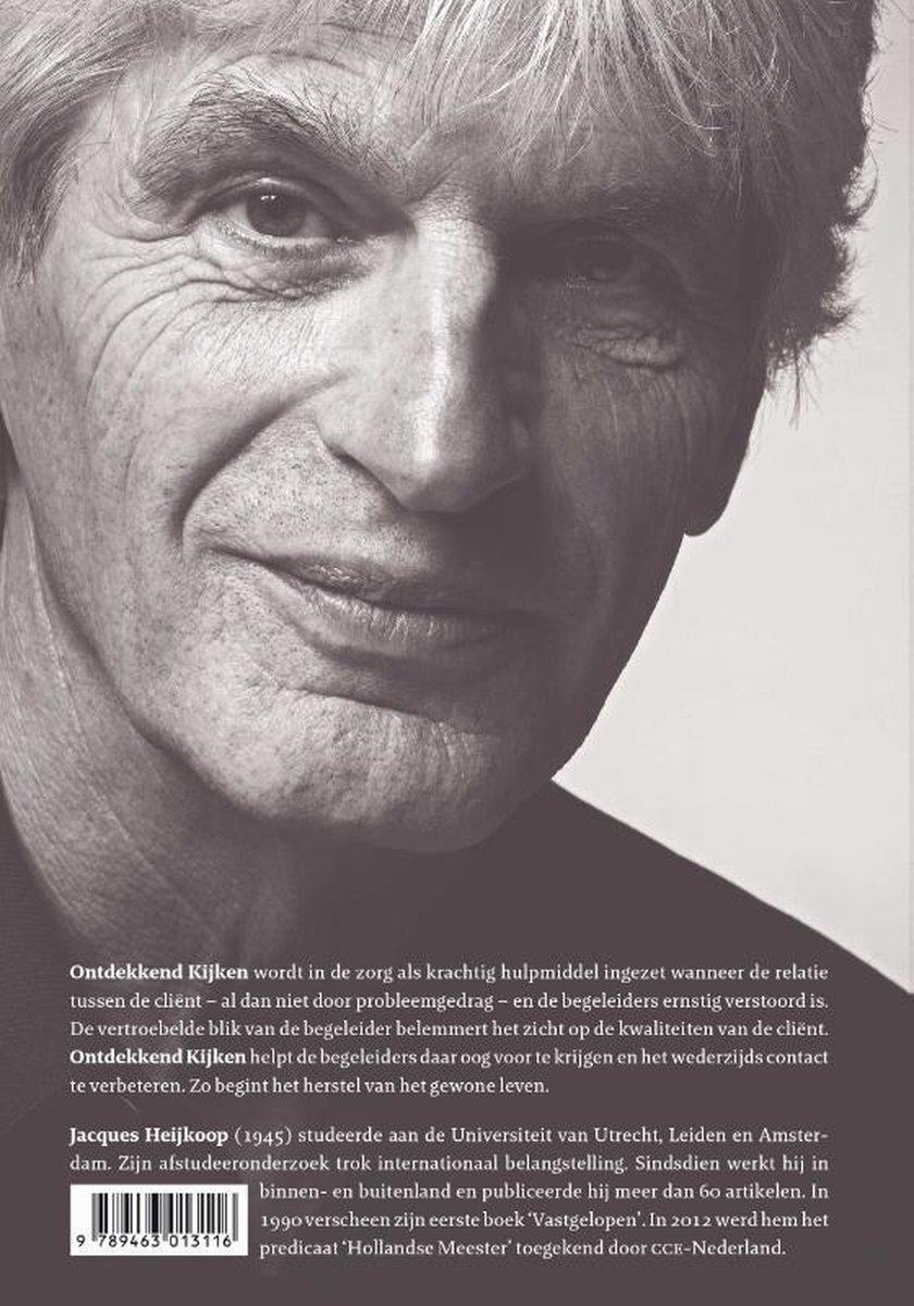 Zwart-wit portret van Jacques Heijkoop, met de titel 'Ontdekkend Kijken' en tekst over zijn methodiek.