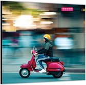 Dibond –Rijdende Rode Scooter door Stad-50x50 Foto op Aluminium (Wanddecoratie van metaal)