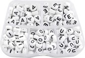Kralendoos - Letterkralen Klinkers (7 x 4 mm) White-Black (50 kralen per letter)