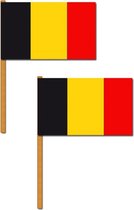 Set van 2x stuks luxe grote zwaaivlaggen Belgie 30 x 45 cm - Belgische feestartikelen en versieringen
