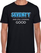 Seventy and still looking good cadeau t-shirt / 70 jaar kado shirt - zwart met witte en blauwe letters - voor heren -  Verjaardag cadeau 2XL