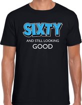 Sixty and still looking good cadeau t-shirt / shirt - zwart met witte en blauwe letters - 60 jaar kado shirt voor heren - Verjaardag cadeau XL