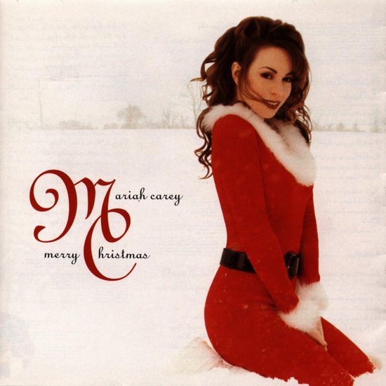 Mariah Carey in kerstoutfit, zittend in de sneeuw. Tekst: "Mariah carey merry christmas".