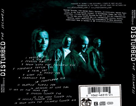 Achterkant van de Disturbed - The Sickness albumhoes met een afbeelding van de bandleden en de tracklist. Groene en blauwe tinten.