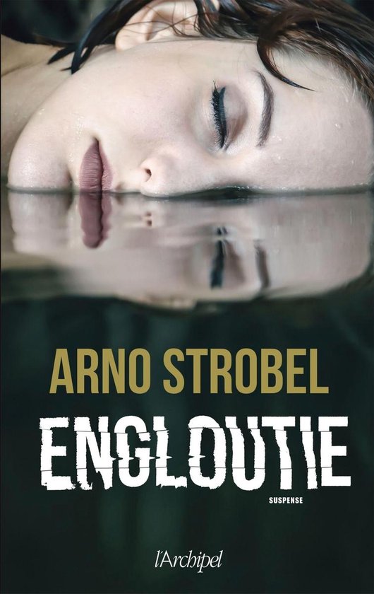 Boek 'Engloutie' van Arno Strobel, met een close-up van een vrouwelijk gezicht dat half onder water drijft.