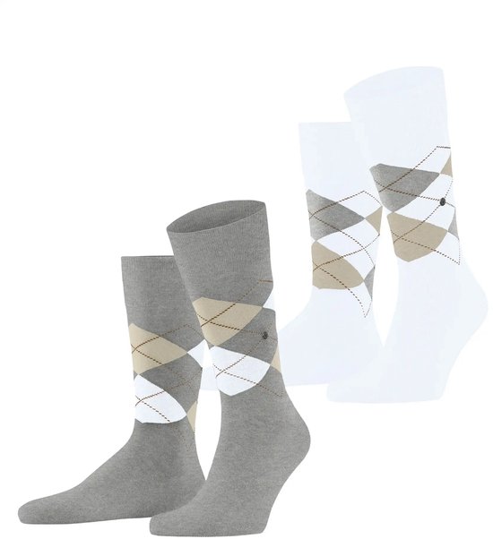 Twee paar sokken met ruitpatroon. Een paar is lichtgrijs met wit en beige ruit. Het andere paar is wit met wit en beige ruit.