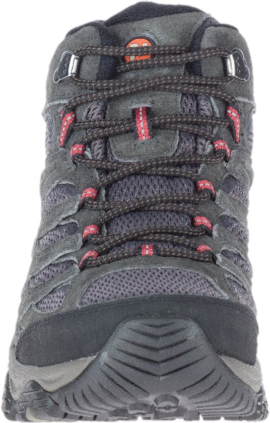 Voorkant van een grijze Merrell wandelschoen met zwarte en rode veters.