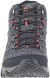 Voorkant van een grijze Merrell wandelschoen met zwarte en rode veters.