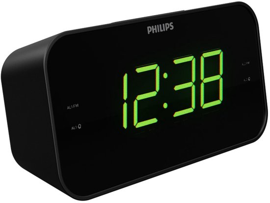 Zwarte Philips wekkerradio met groene digitale cijfers, op een witte achtergrond.